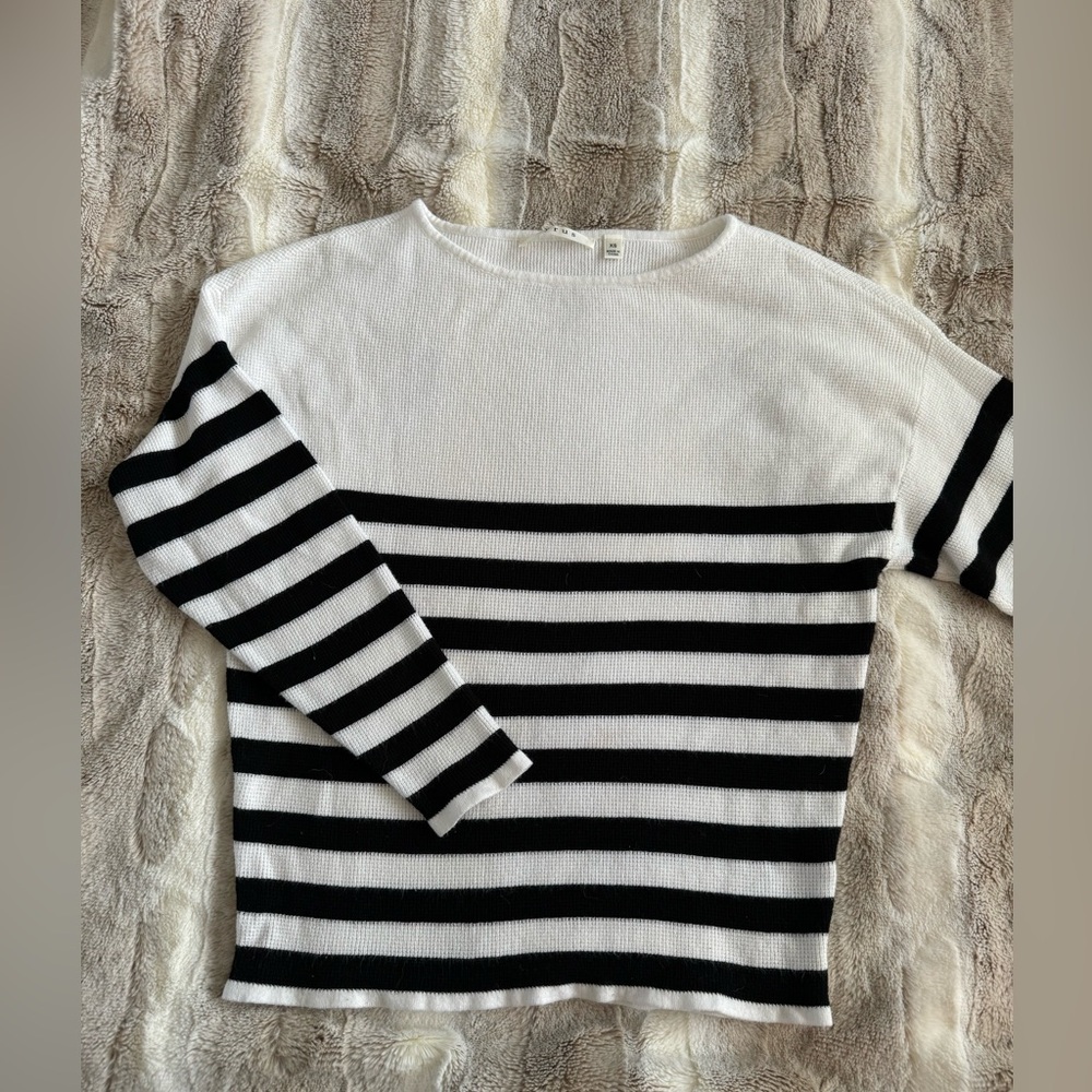 Cyrus women’s XS classic black and white striped sweater - Picture 2 of 7